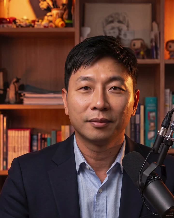 Wayne Wen 肖像，深蓝西装，书房背景